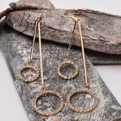 Hosszú, végén strasszos karikadíszes fülbevaló