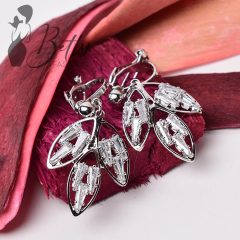 Levél alakú, köves díszítésű fülbevaló