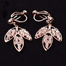 Levél alakú, köves díszítésű fülbevaló