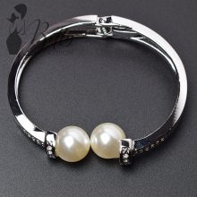 Gyöngy és strasszdíszes karperec 