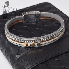 Strasszkő és fémdíszes karkötő