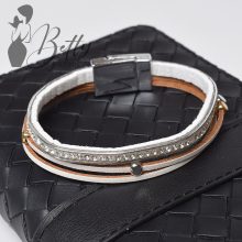 Strasszkő és fémdíszes karkötő