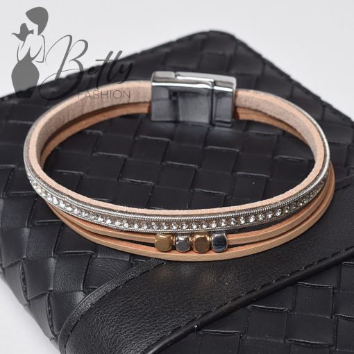 Strasszkő és fémdíszes karkötő