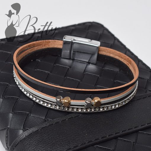 Strasszkő és fémdíszes karkötő