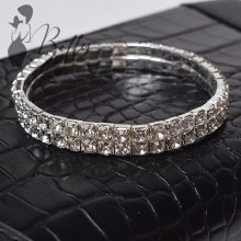 Ezüst színű, strasszköves, gumis karkötő