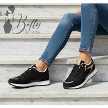 Fekete színű, magasított sarkú sportcipő