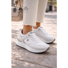 Fehér színű, magasított sarkú sportcipő