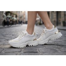 Fehér színű, magasított sarkú sportcipő