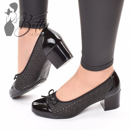 Fekete színű, masnidíszes, áttört mintás magassarkú