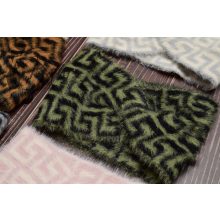 Görög mintás, szőrmés, elején csavart fejpánt