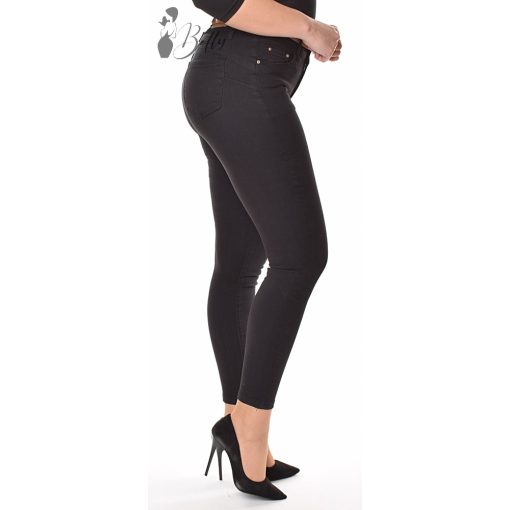 Fekete színű, push-up farmernadrág, övvel XS, S, M, L, XL