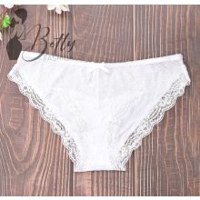 Fehér színű, csipkebetétes, selymes anyagú bugyi S, M, L, XL