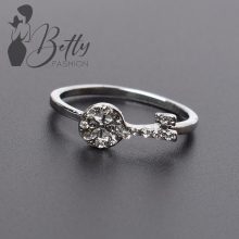 Ezüst színű, mintás, strasszkő díszes gyűrű