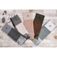 Színes kockás, rojtos végű sál