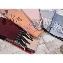 Színes kockás, rojtos végű sál