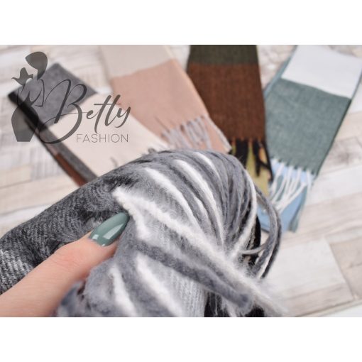 Színes kockás, rojtos végű sál