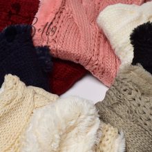 Kötött anyagú, műszőrme bélelt körsál