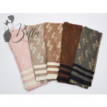 Mintás, rojtos végű sál