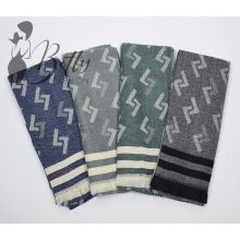 Mintás, rojtos végű sál