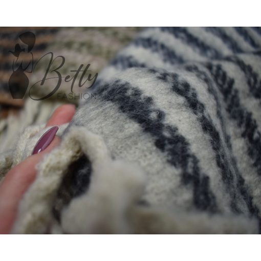 Csíkos, kötött sál